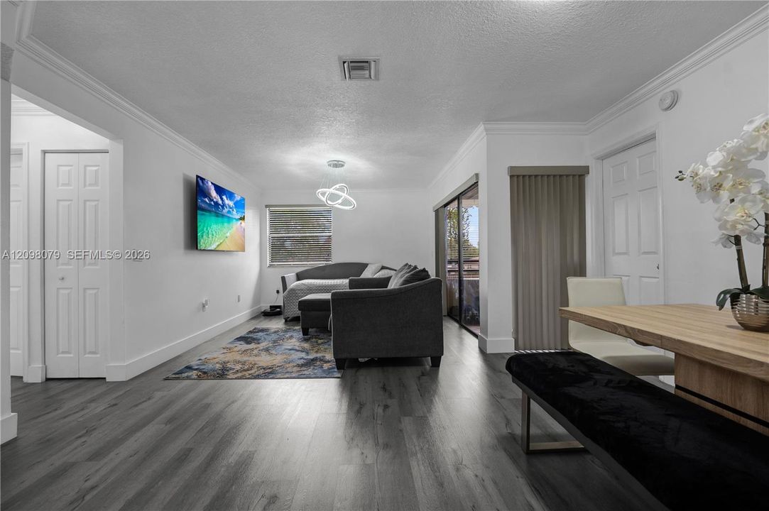 For Sale: $230,000 (2 beds, 2 baths, 978 Square Feet)