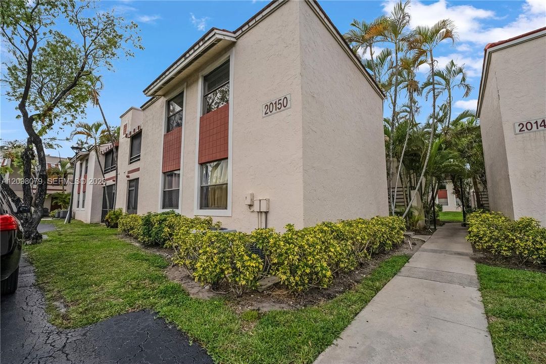 For Sale: $230,000 (2 beds, 2 baths, 978 Square Feet)