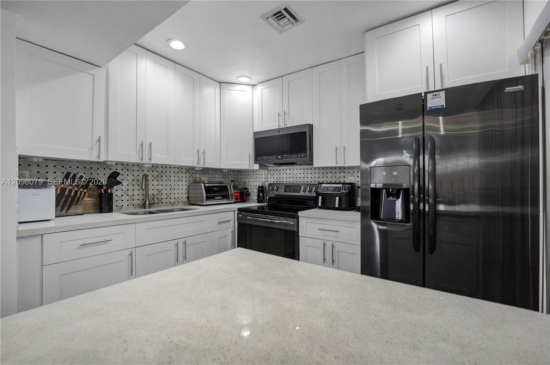 For Sale: $230,000 (2 beds, 2 baths, 978 Square Feet)