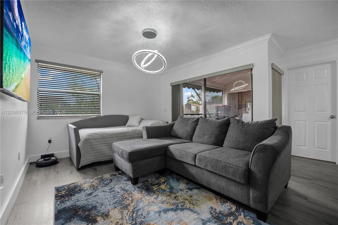 For Sale: $230,000 (2 beds, 2 baths, 978 Square Feet)