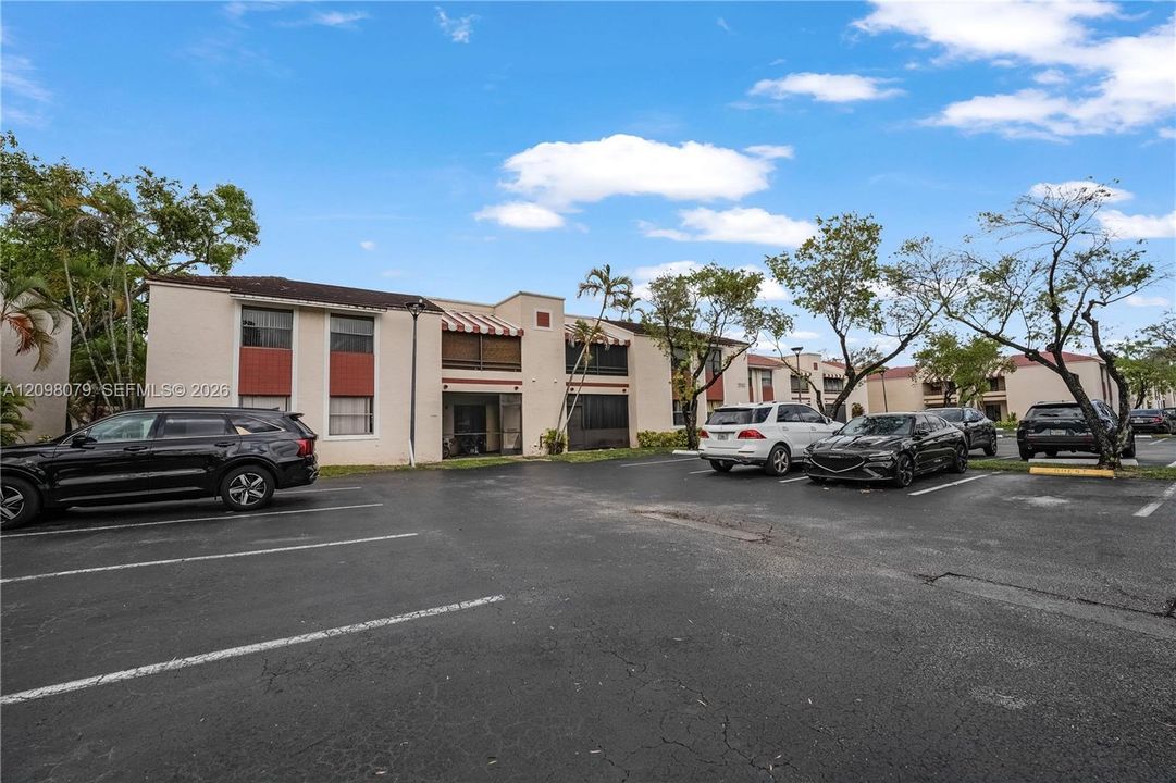 For Sale: $230,000 (2 beds, 2 baths, 978 Square Feet)