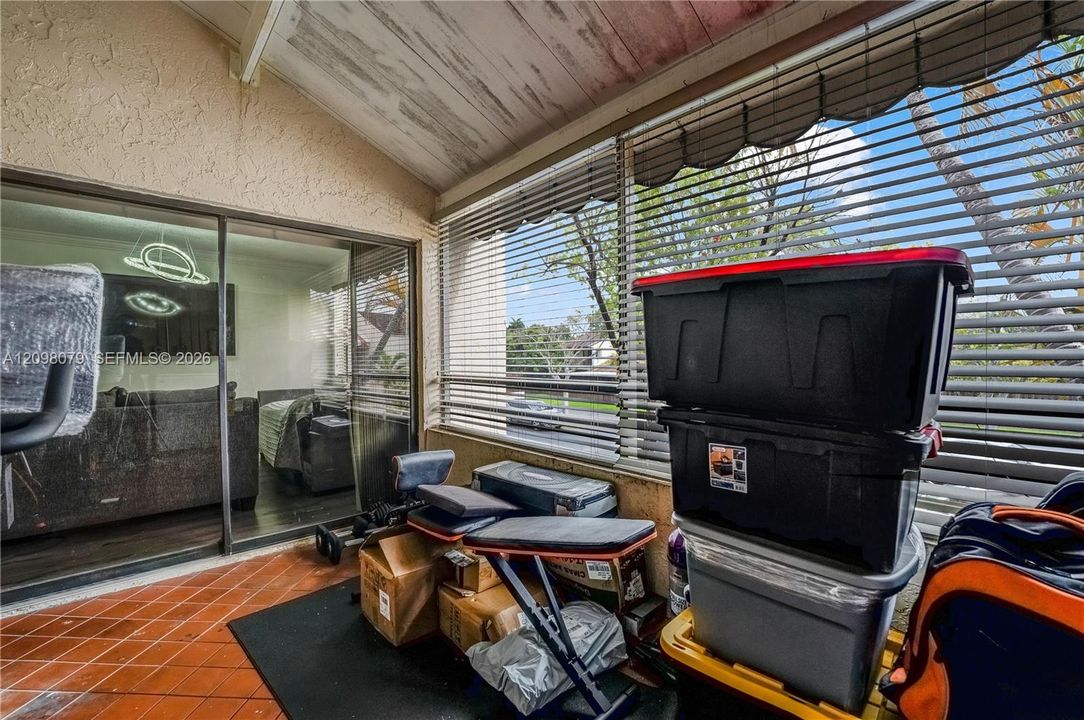 For Sale: $230,000 (2 beds, 2 baths, 978 Square Feet)