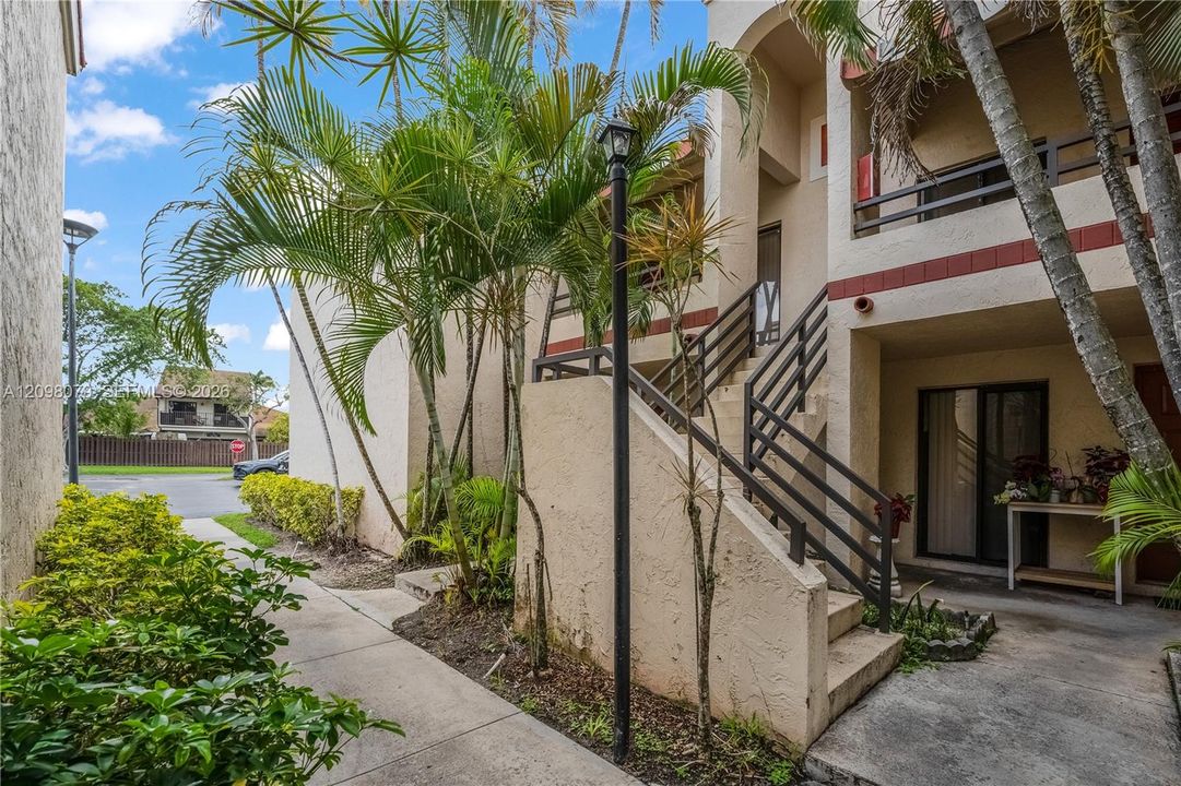For Sale: $230,000 (2 beds, 2 baths, 978 Square Feet)