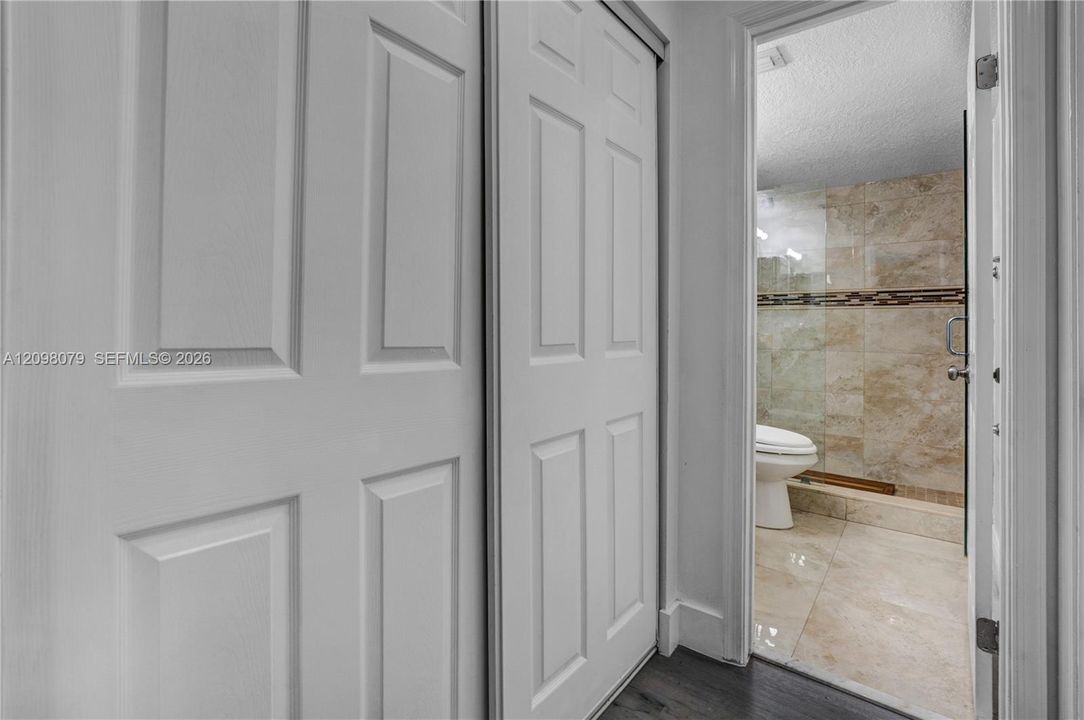 For Sale: $230,000 (2 beds, 2 baths, 978 Square Feet)