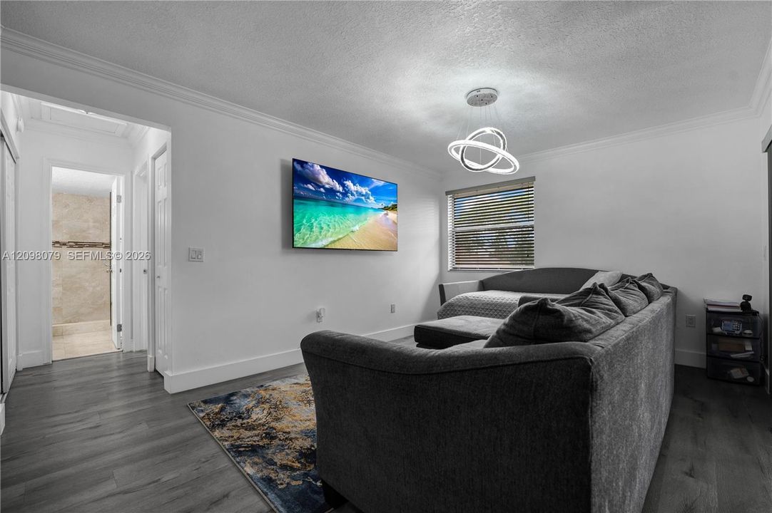 For Sale: $230,000 (2 beds, 2 baths, 978 Square Feet)