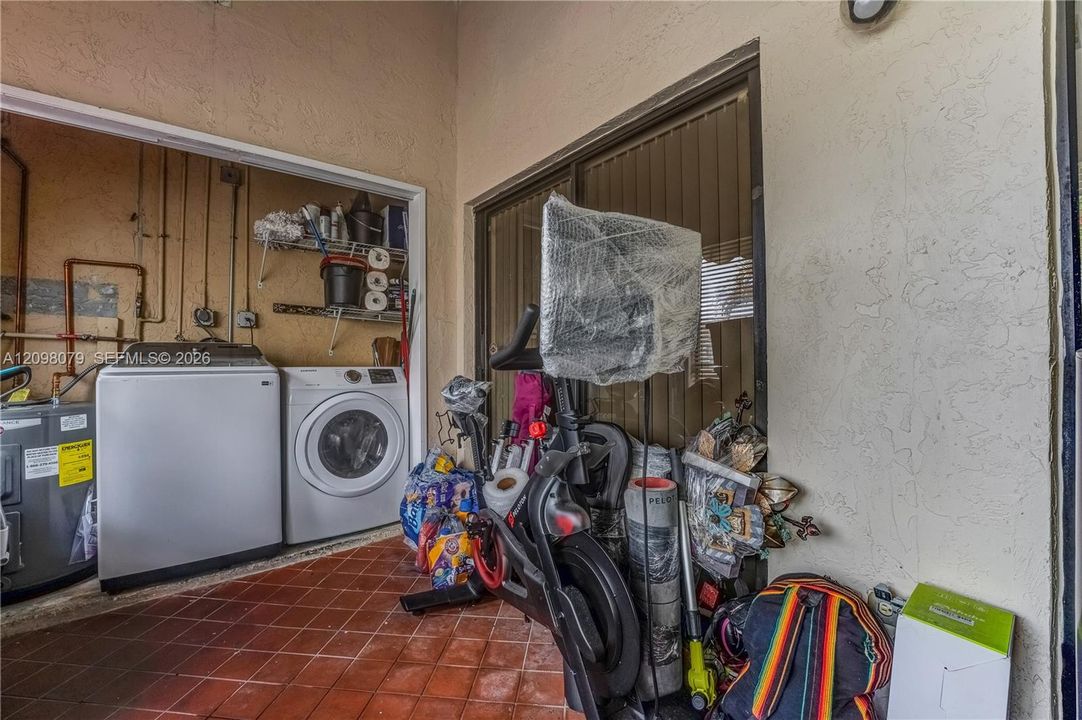 For Sale: $230,000 (2 beds, 2 baths, 978 Square Feet)