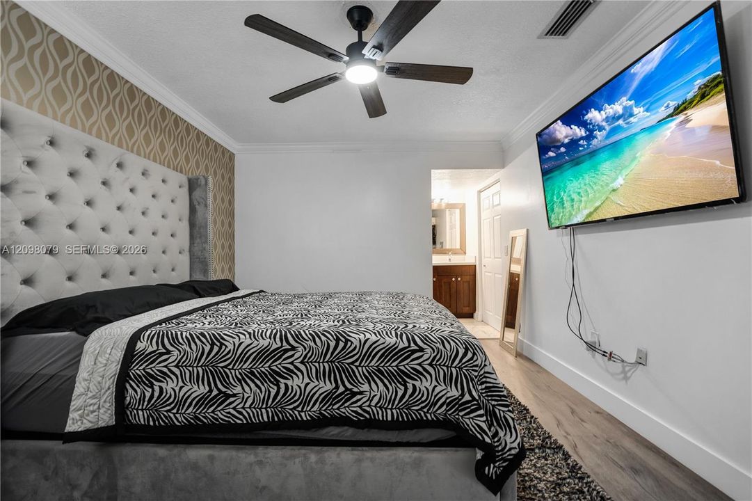 For Sale: $230,000 (2 beds, 2 baths, 978 Square Feet)