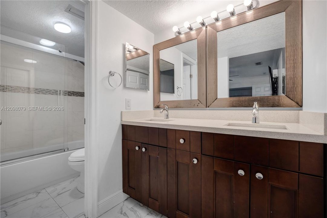 For Sale: $230,000 (2 beds, 2 baths, 978 Square Feet)