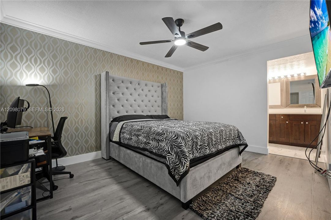 For Sale: $230,000 (2 beds, 2 baths, 978 Square Feet)