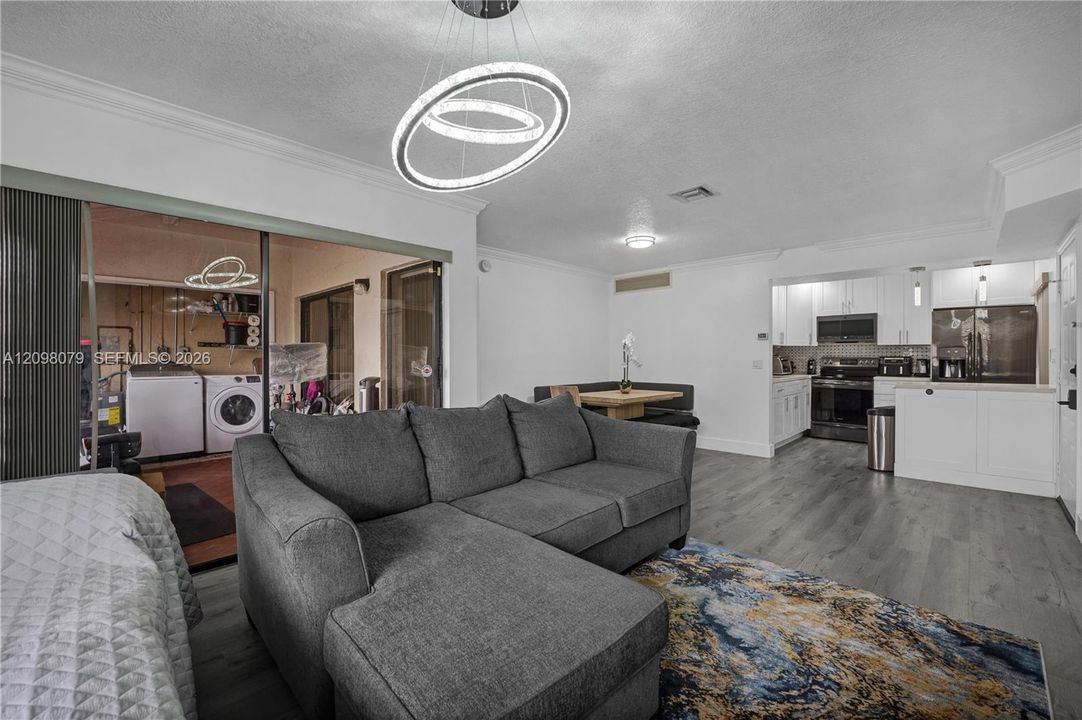 For Sale: $230,000 (2 beds, 2 baths, 978 Square Feet)
