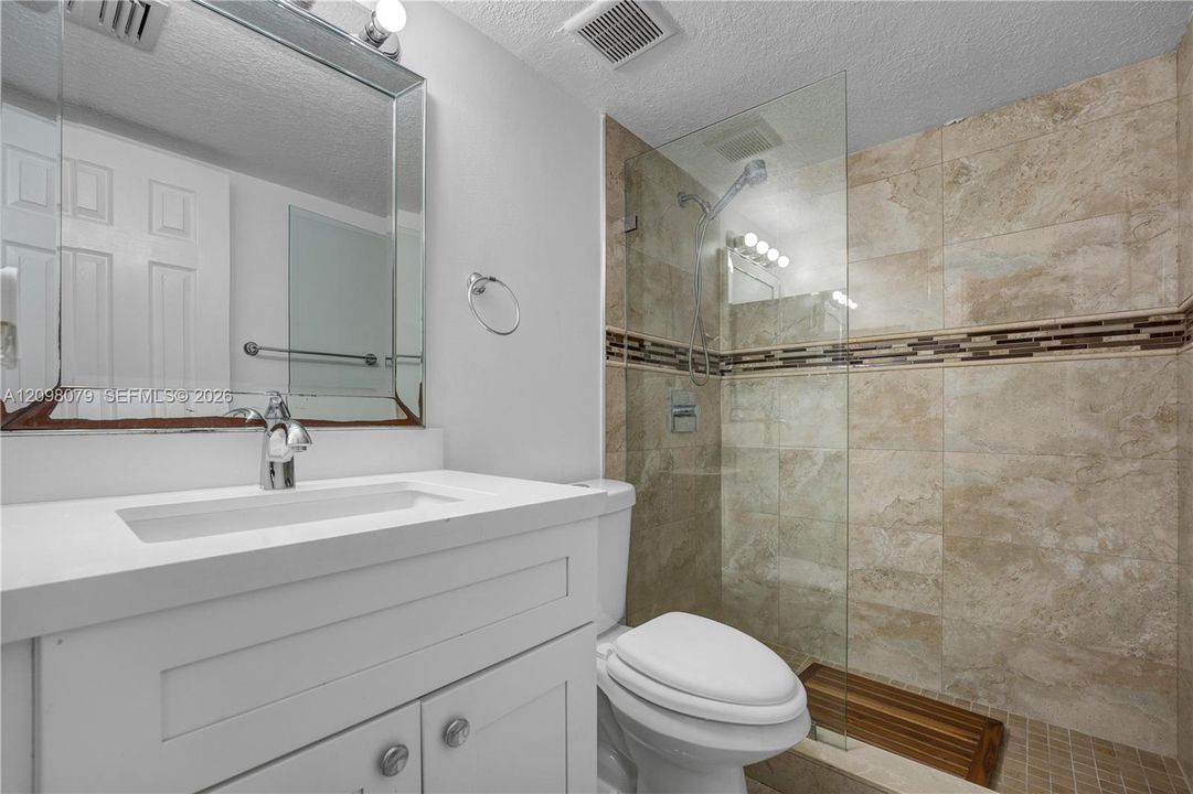For Sale: $230,000 (2 beds, 2 baths, 978 Square Feet)