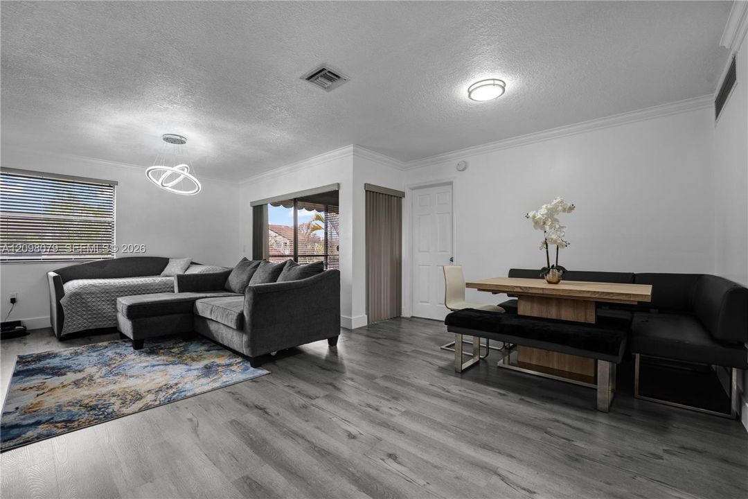 For Sale: $230,000 (2 beds, 2 baths, 978 Square Feet)
