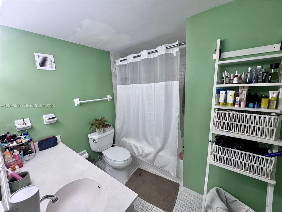 В аренду: $3,200 (1 спален, 1 ванн, 970 Квадратных фут)
