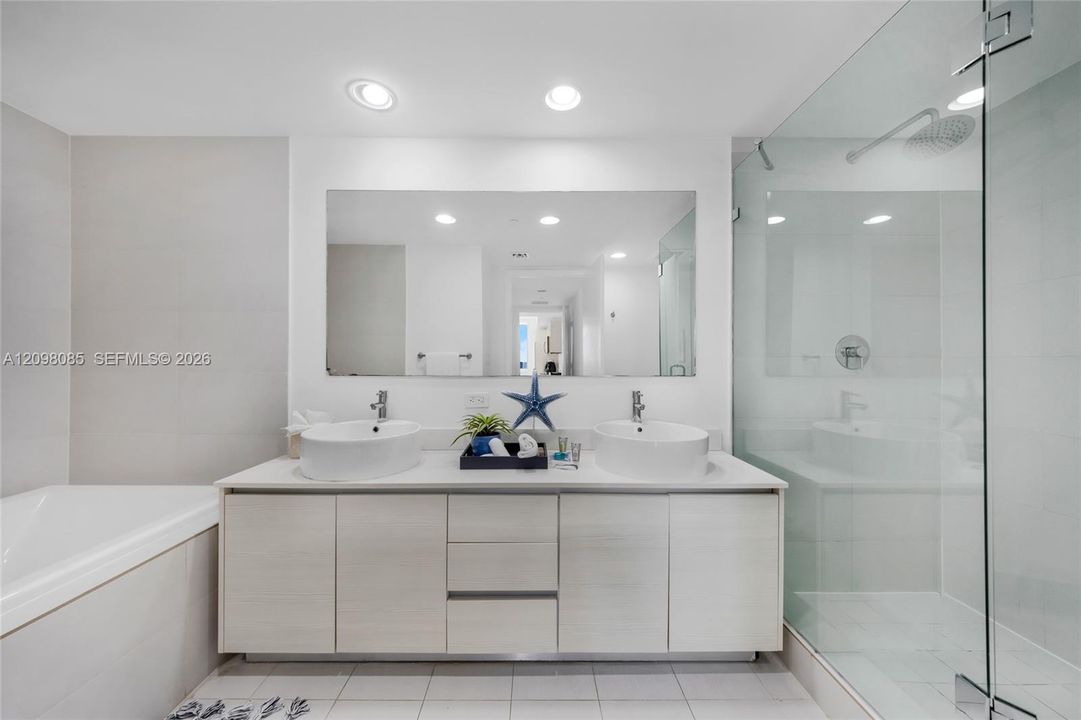 En Venta: $745,000 (3 camas, 3 baños, 1577 Pies cuadrados)