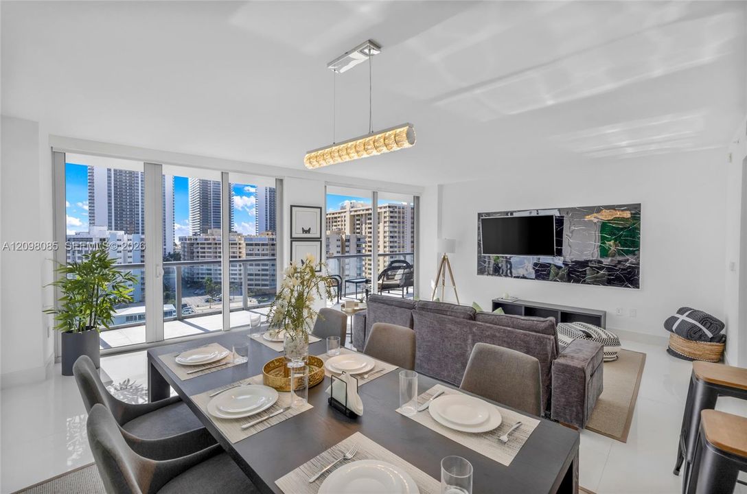 En Venta: $745,000 (3 camas, 3 baños, 1577 Pies cuadrados)