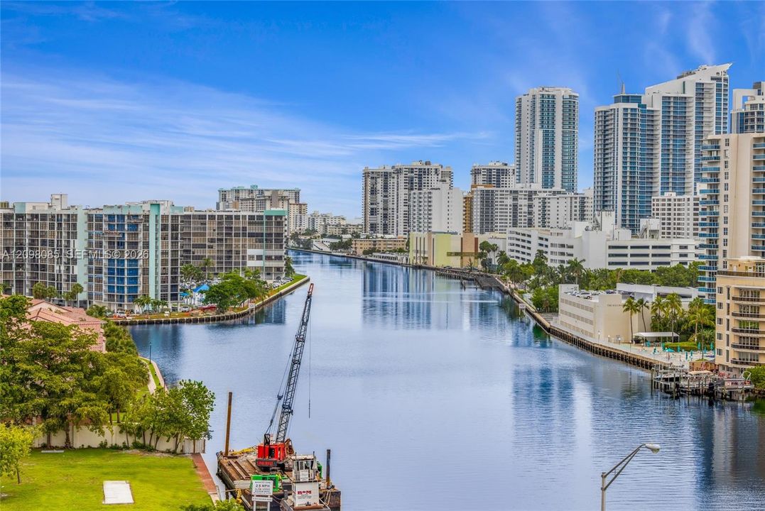 En Venta: $745,000 (3 camas, 3 baños, 1577 Pies cuadrados)