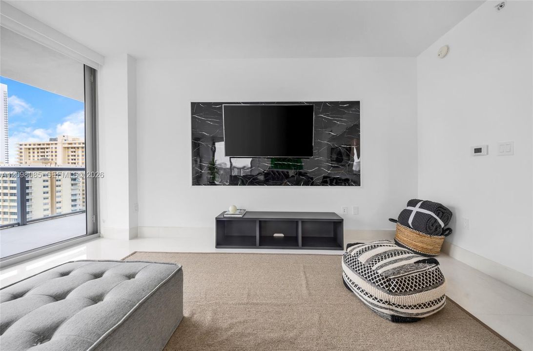 En Venta: $745,000 (3 camas, 3 baños, 1577 Pies cuadrados)