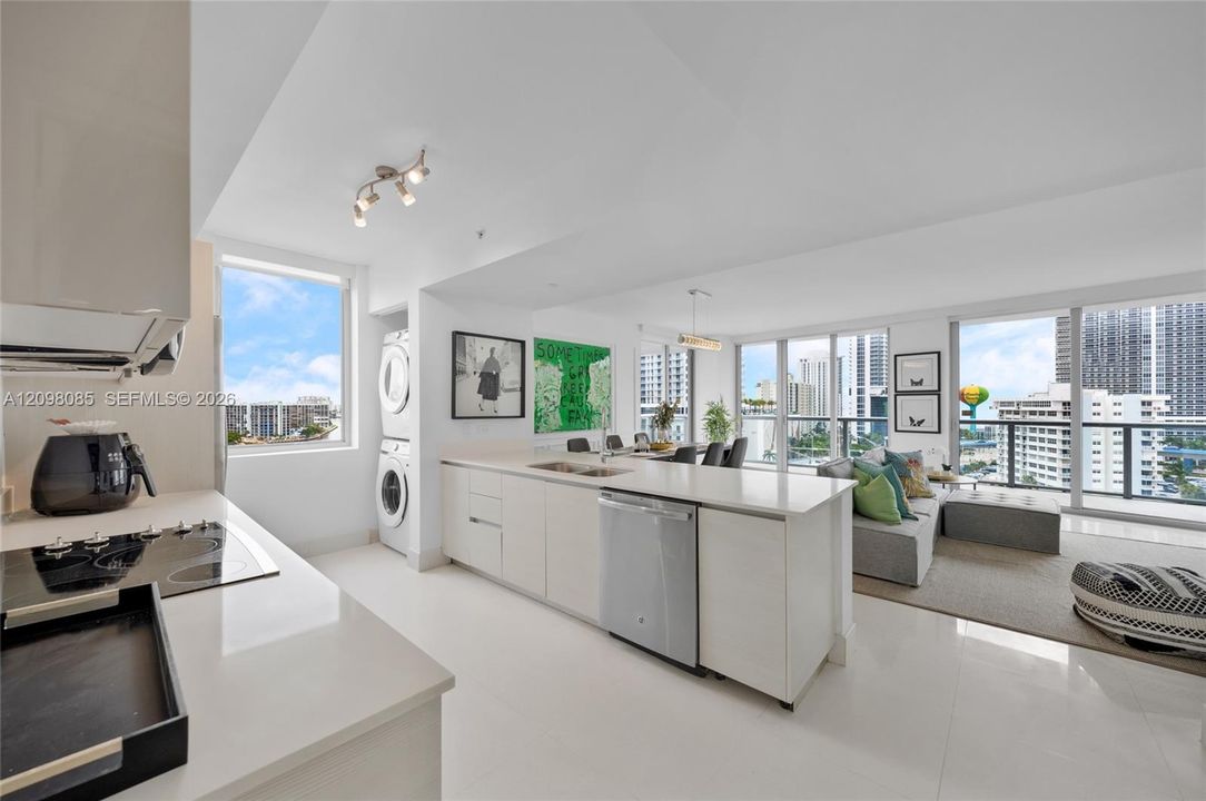 En Venta: $745,000 (3 camas, 3 baños, 1577 Pies cuadrados)