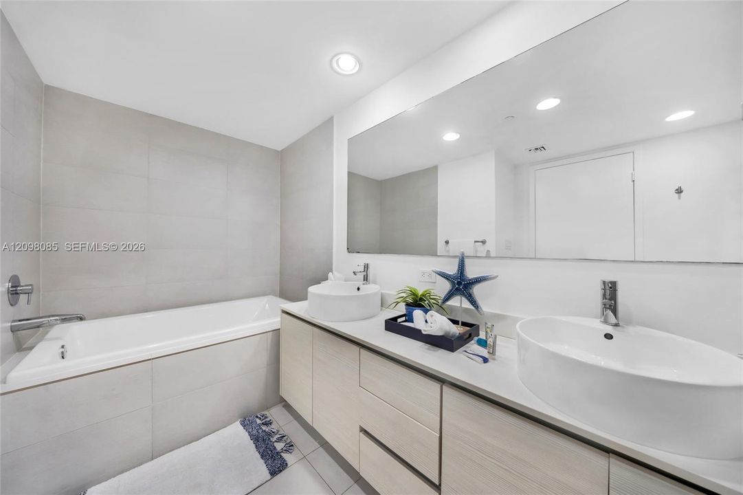 En Venta: $745,000 (3 camas, 3 baños, 1577 Pies cuadrados)