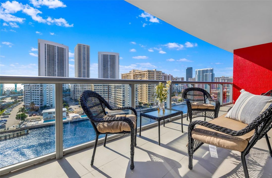 En Venta: $745,000 (3 camas, 3 baños, 1577 Pies cuadrados)