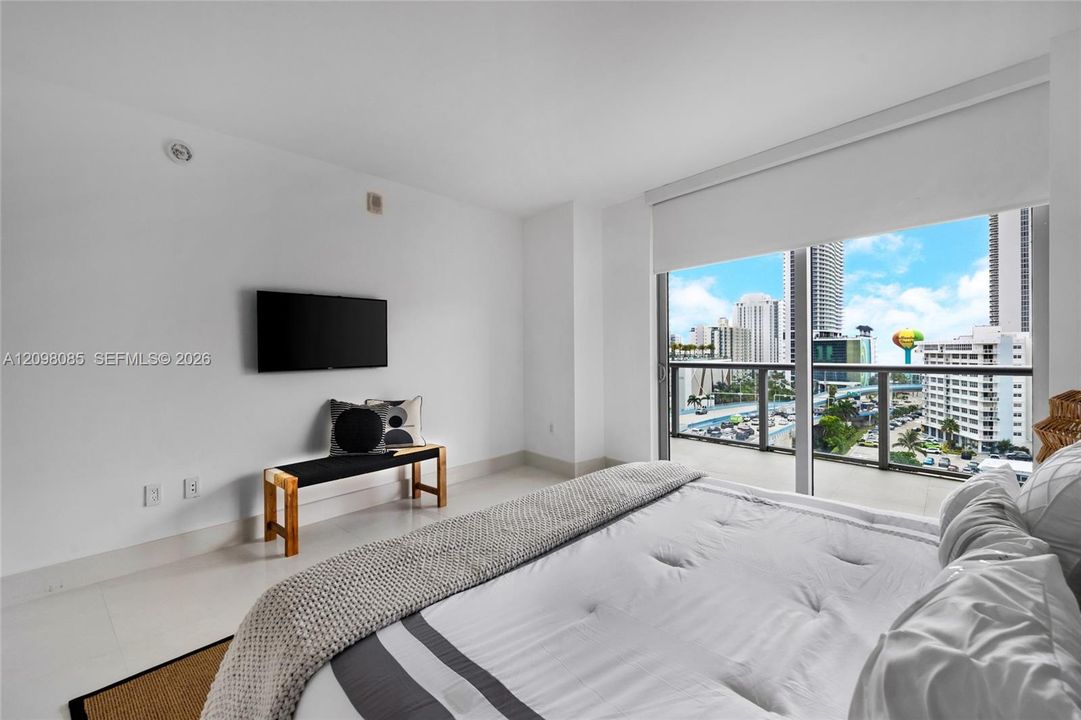 En Venta: $745,000 (3 camas, 3 baños, 1577 Pies cuadrados)