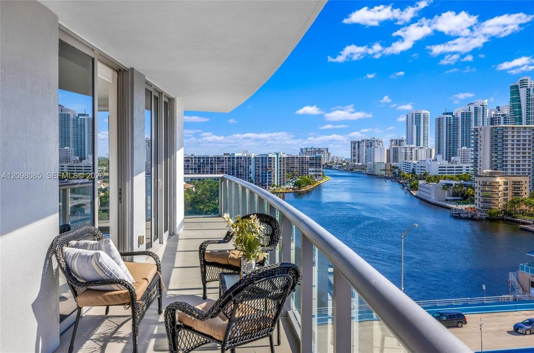 En Venta: $745,000 (3 camas, 3 baños, 1577 Pies cuadrados)
