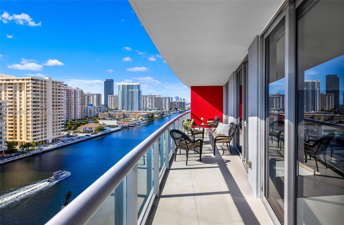 En Venta: $745,000 (3 camas, 3 baños, 1577 Pies cuadrados)