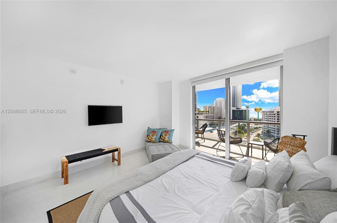 En Venta: $745,000 (3 camas, 3 baños, 1577 Pies cuadrados)