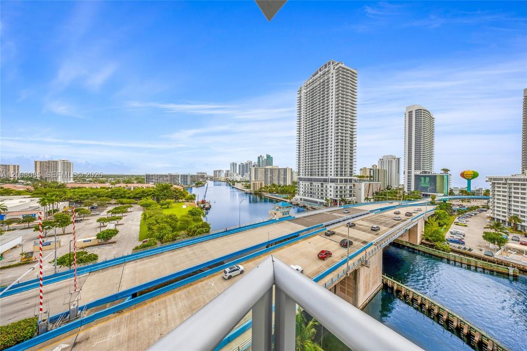 En Venta: $745,000 (3 camas, 3 baños, 1577 Pies cuadrados)