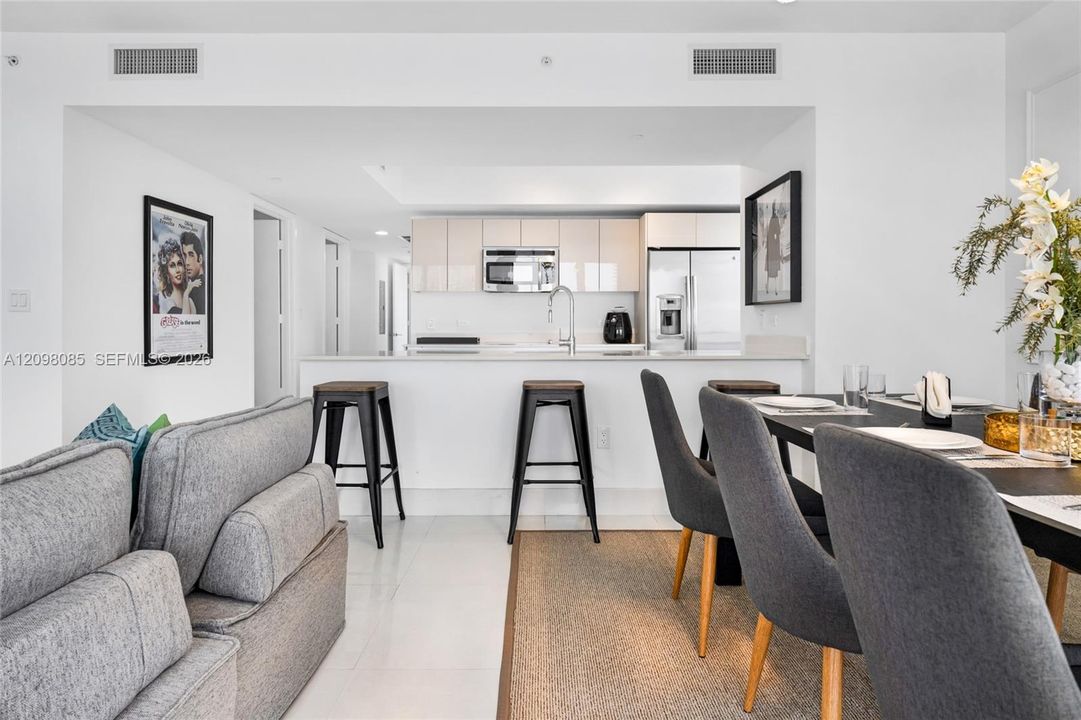 En Venta: $745,000 (3 camas, 3 baños, 1577 Pies cuadrados)