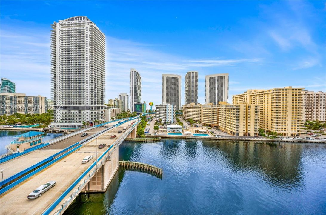 En Venta: $745,000 (3 camas, 3 baños, 1577 Pies cuadrados)