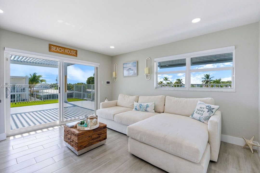 For Sale: $1,197,000 (3 beds, 2 baths, 1296 Square Feet)