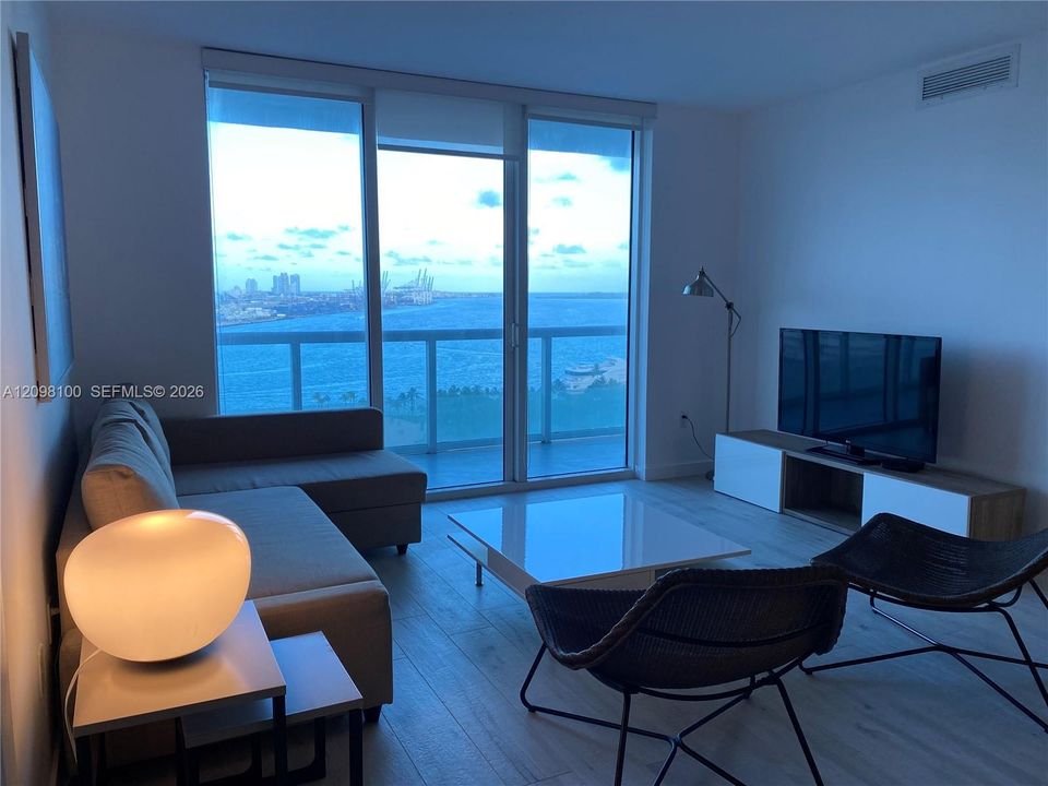 For Rent: $4,400 (2 beds, 2 baths, 1357 Square Feet)