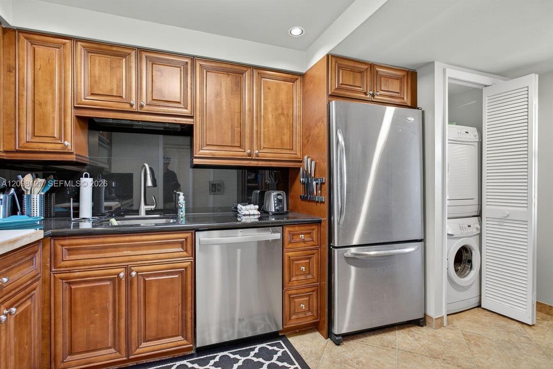 В аренду: $4,000 (2 спален, 2 ванн, 1216 Квадратных фут)