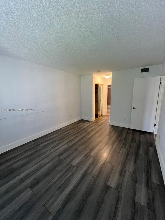 For Rent: $1,950 (1 beds, 1 baths, 712 Square Feet)