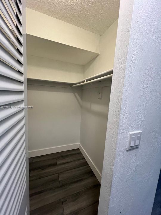 For Rent: $1,950 (1 beds, 1 baths, 712 Square Feet)