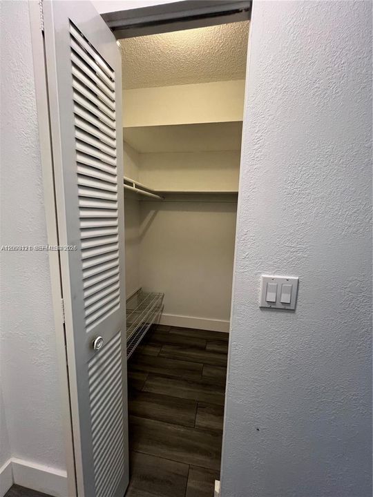 For Rent: $1,950 (1 beds, 1 baths, 712 Square Feet)