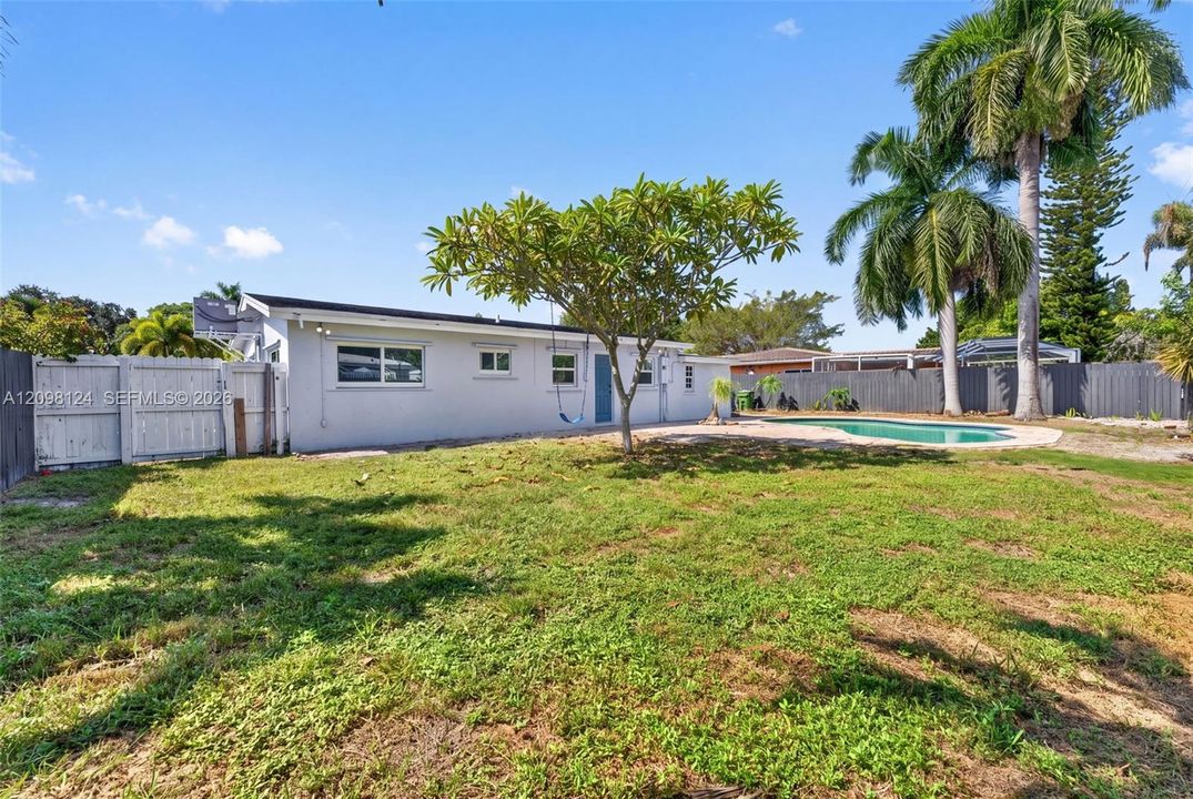For Sale: $425,000 (2 beds, 1 baths, 1014 Square Feet)