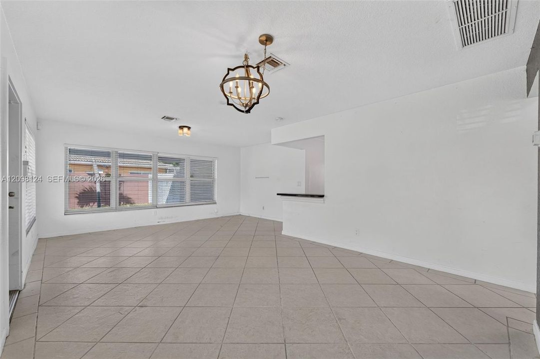 For Sale: $425,000 (2 beds, 1 baths, 1014 Square Feet)