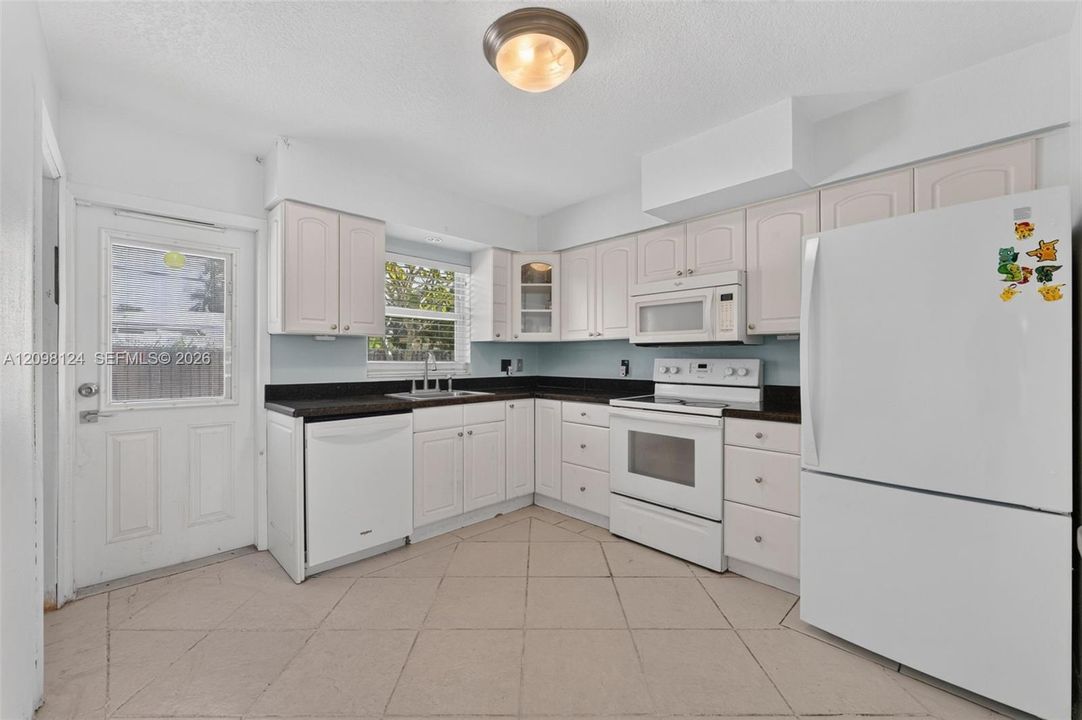 For Sale: $425,000 (2 beds, 1 baths, 1014 Square Feet)