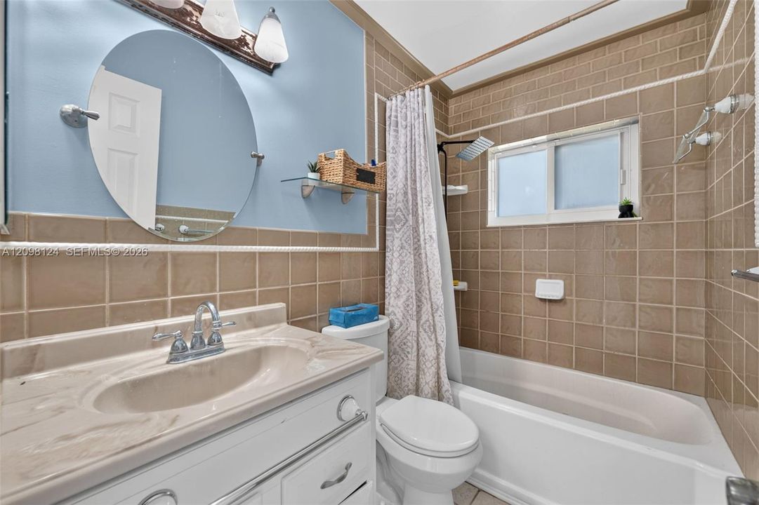 For Sale: $425,000 (2 beds, 1 baths, 1014 Square Feet)