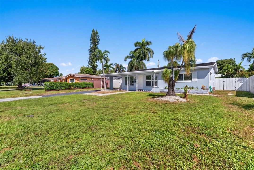 For Sale: $425,000 (2 beds, 1 baths, 1014 Square Feet)