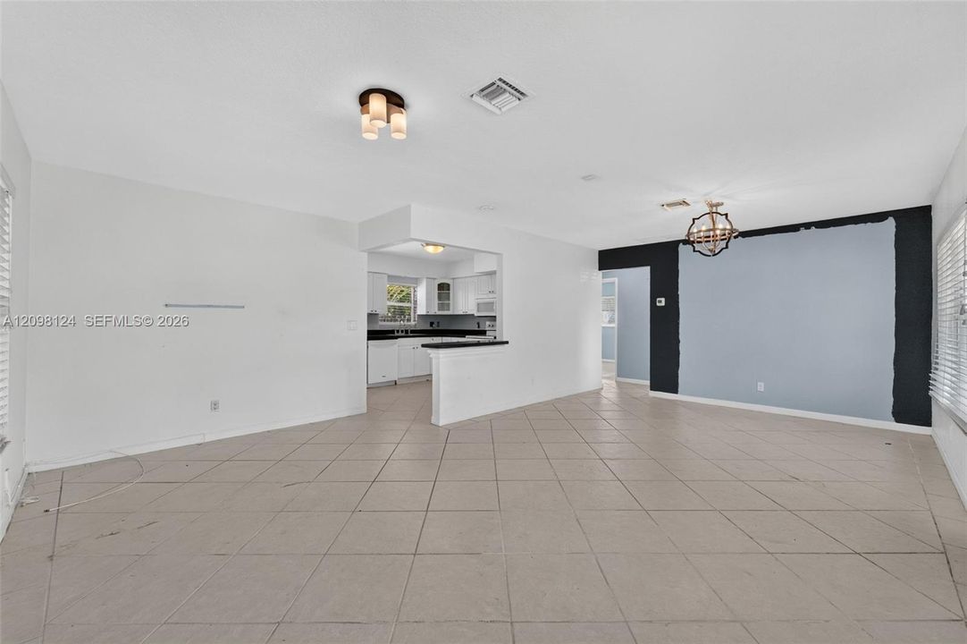 For Sale: $425,000 (2 beds, 1 baths, 1014 Square Feet)