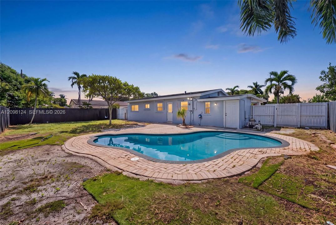 For Sale: $425,000 (2 beds, 1 baths, 1014 Square Feet)