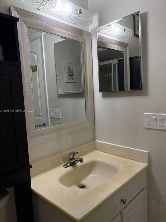 В аренду: $4,000 (2 спален, 2 ванн, 1094 Квадратных фут)