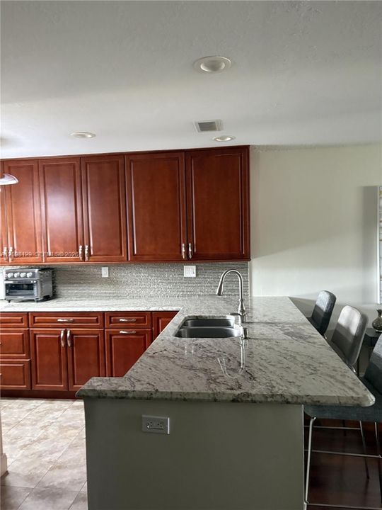 В аренду: $4,000 (2 спален, 2 ванн, 1094 Квадратных фут)