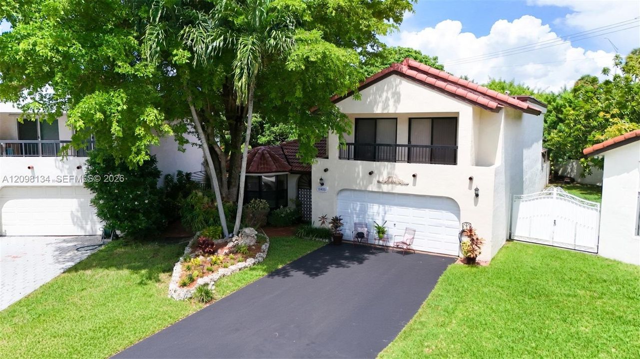 For Sale: $999,000 (4 beds, 3 baths, 2613 Square Feet)
