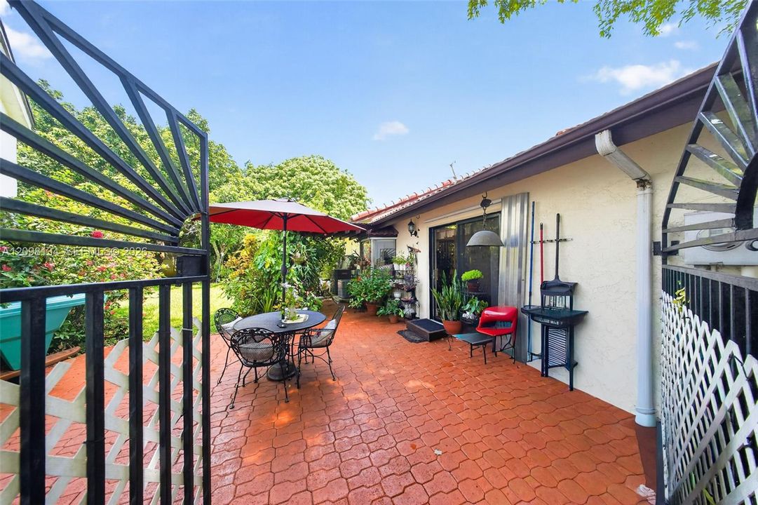 For Sale: $999,000 (4 beds, 3 baths, 2613 Square Feet)
