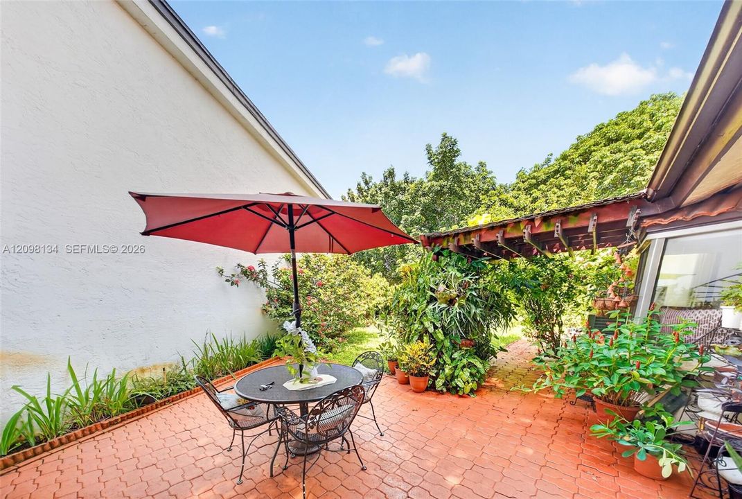 For Sale: $999,000 (4 beds, 3 baths, 2613 Square Feet)