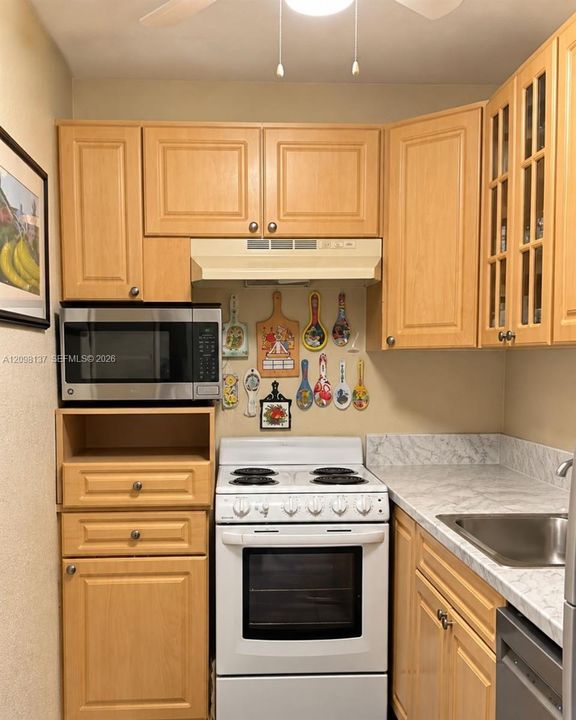 For Sale: $239,900 (2 beds, 2 baths, 782 Square Feet)